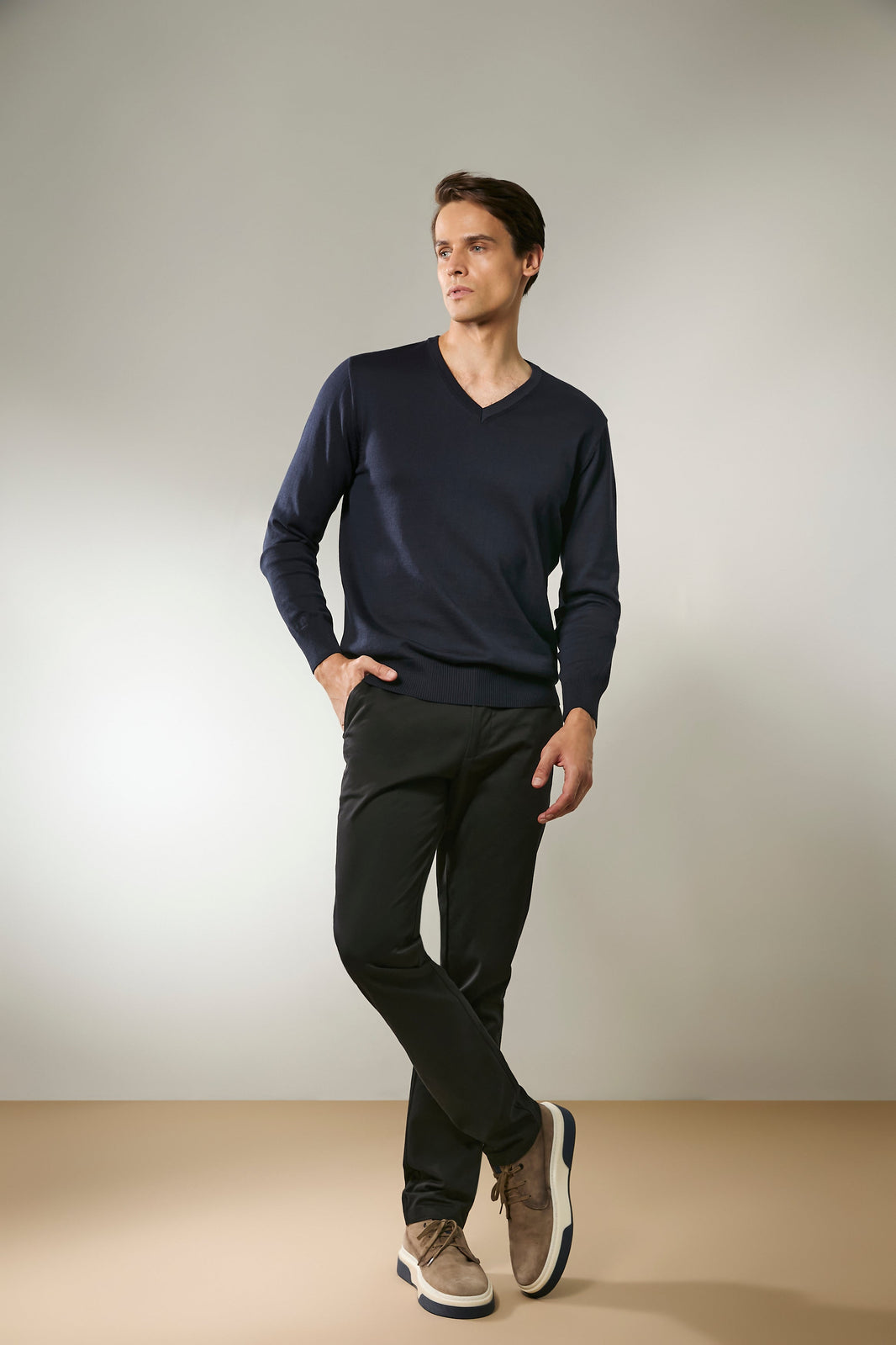 Suéter gola V marinho